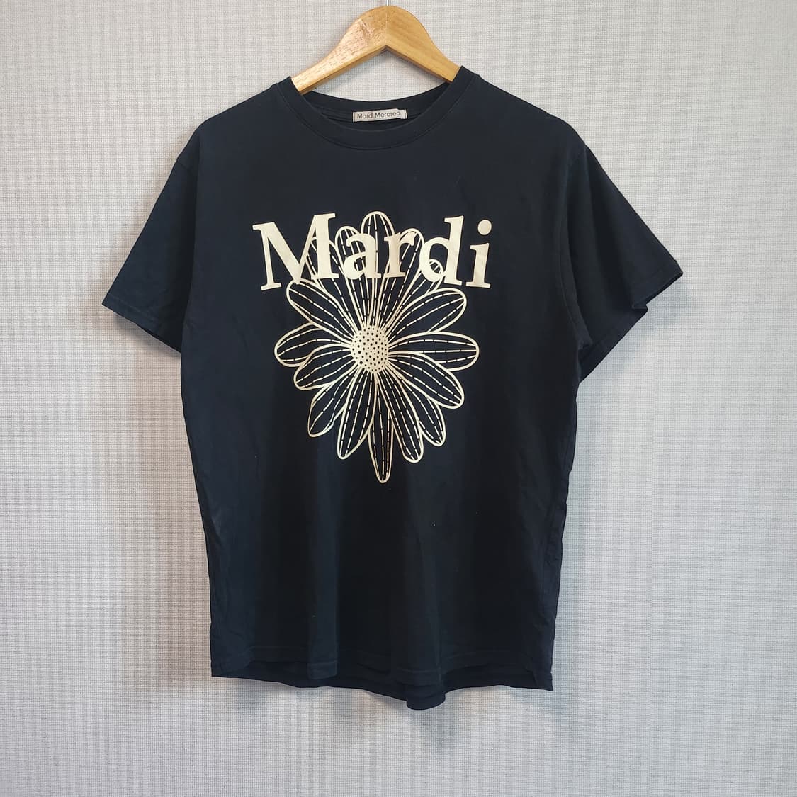 [Free] 마르디 메크르디 플라워 블랙 반팔티 상품이미지1
