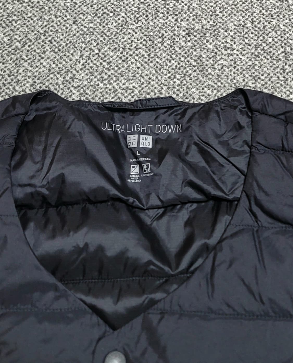 유니클로 남성  초 경량 패딩 조끼 L 상품이미지2
