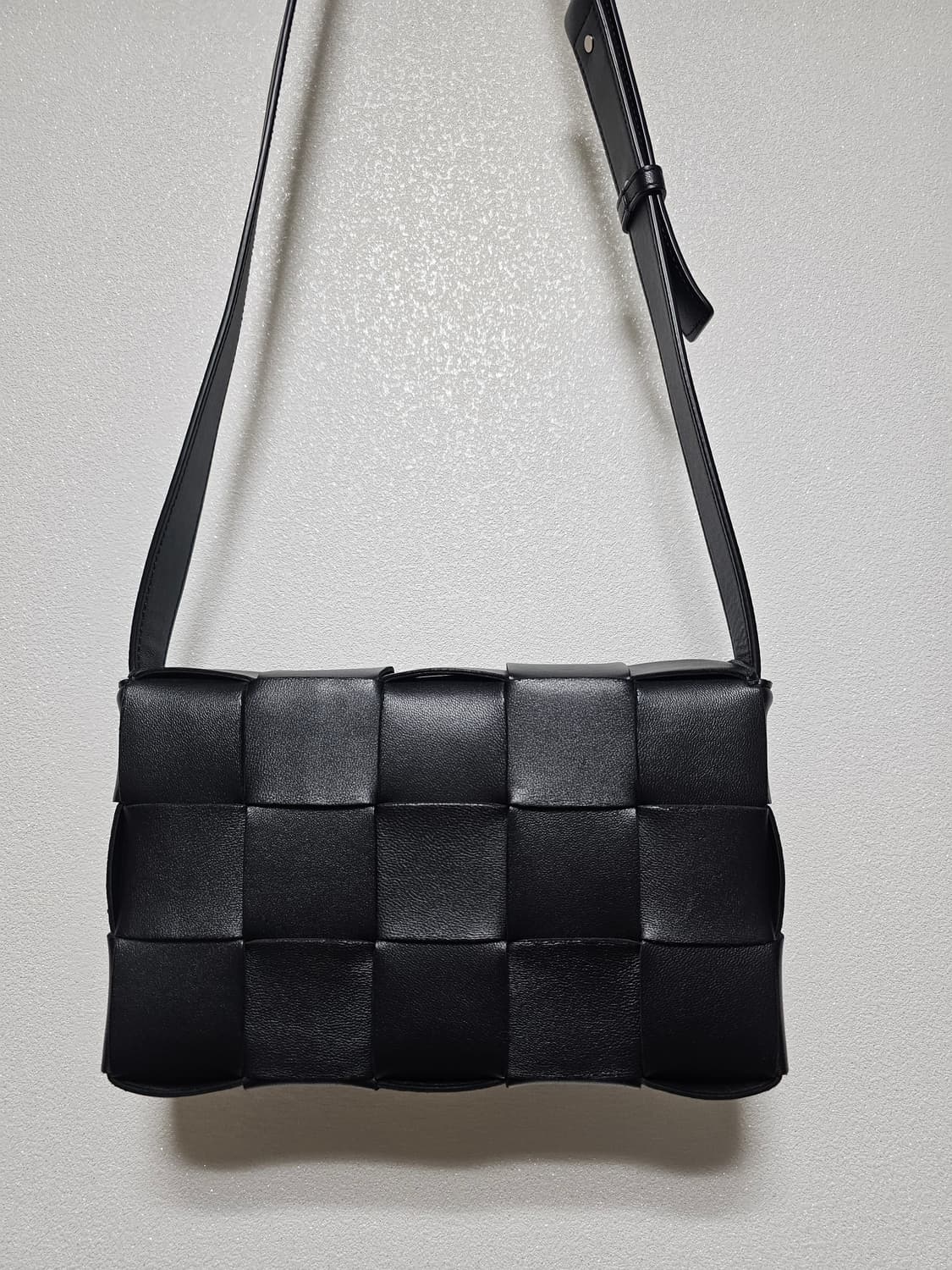 보테가 베네타 램스킨 레더 카세트백 블랙 상품이미지4
