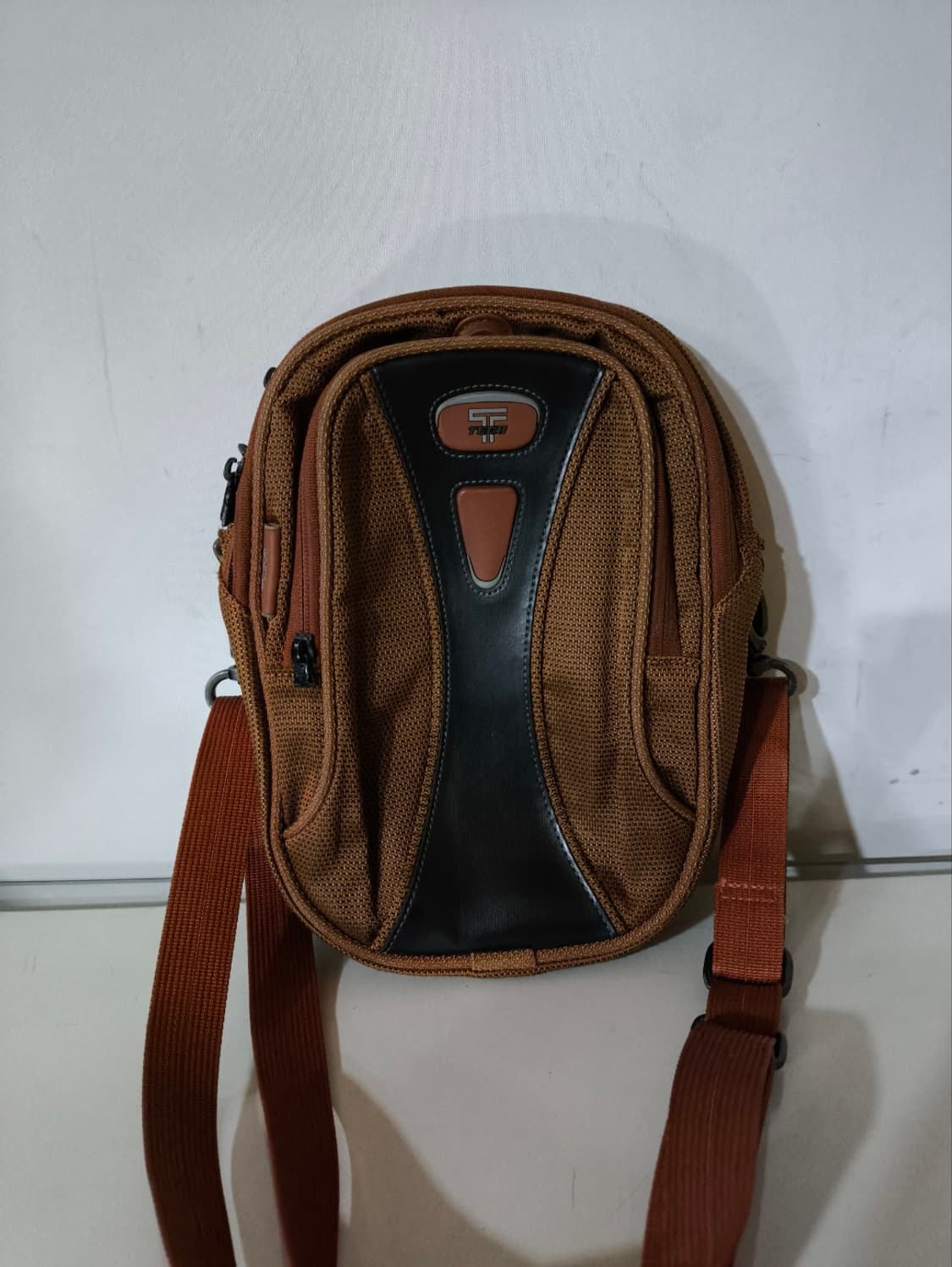 투미 티테크 미니크로스백 상품이미지1