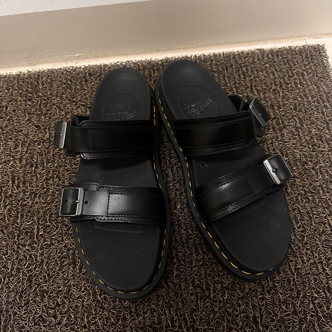 닥터마틴 마일즈 가죽 버클 샌들 블랙 270 상품이미지1