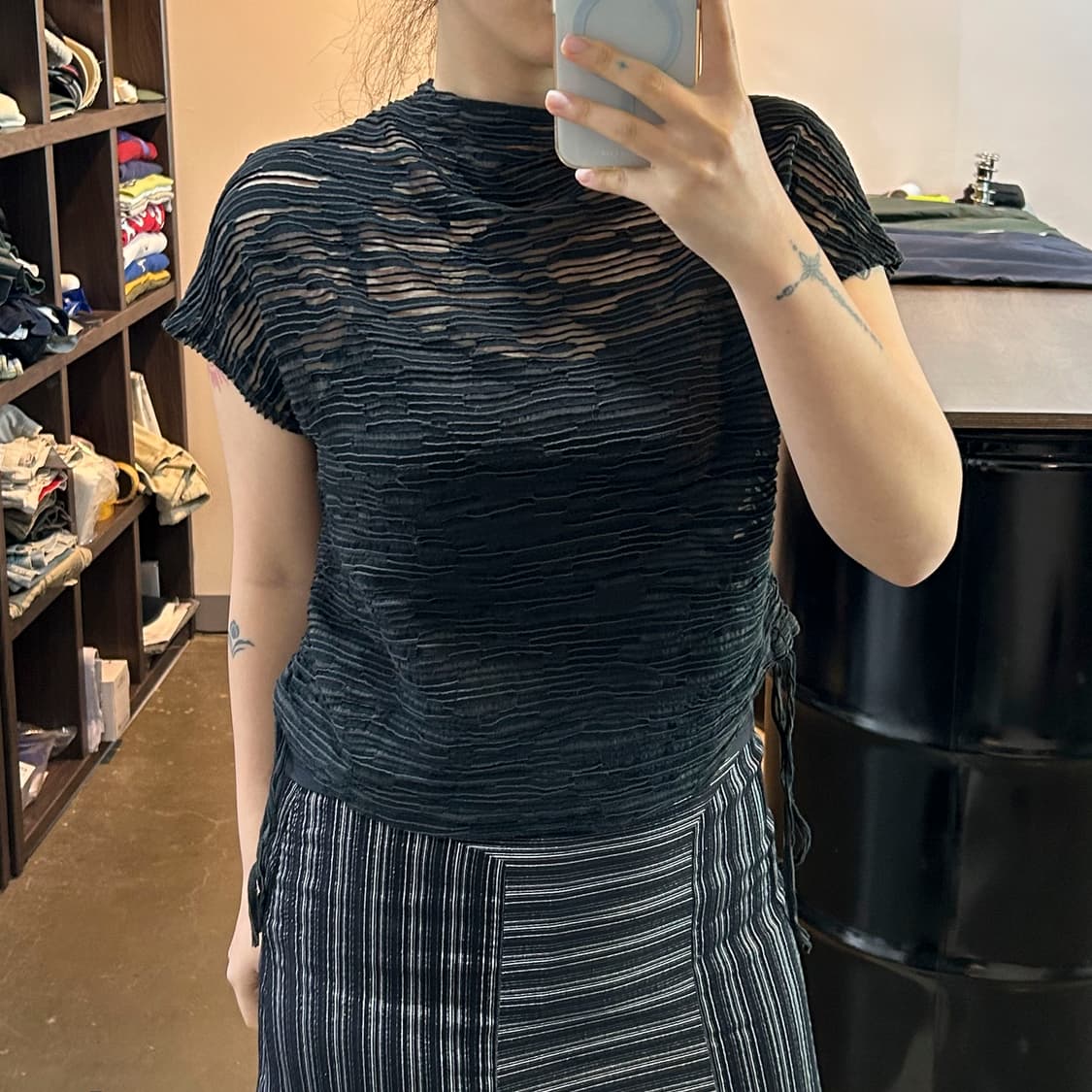 블랙 패턴 시스루 탑 상품이미지1