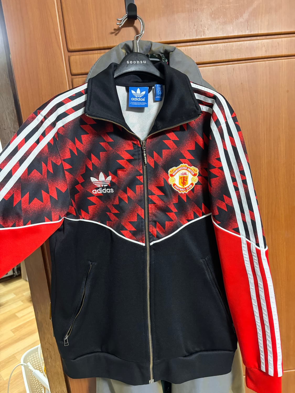 아디다스 맨유 트랙틉 져지 m사이즈 판매합니다 상품이미지1