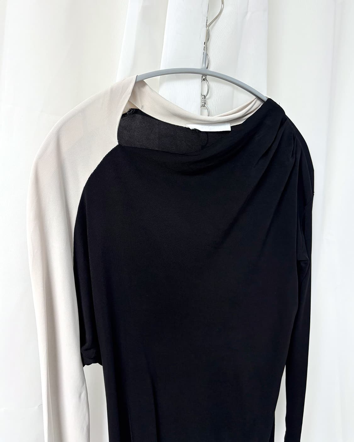 비대칭 암 배색 베이지 디자인 루즈핏 탑 상품이미지6