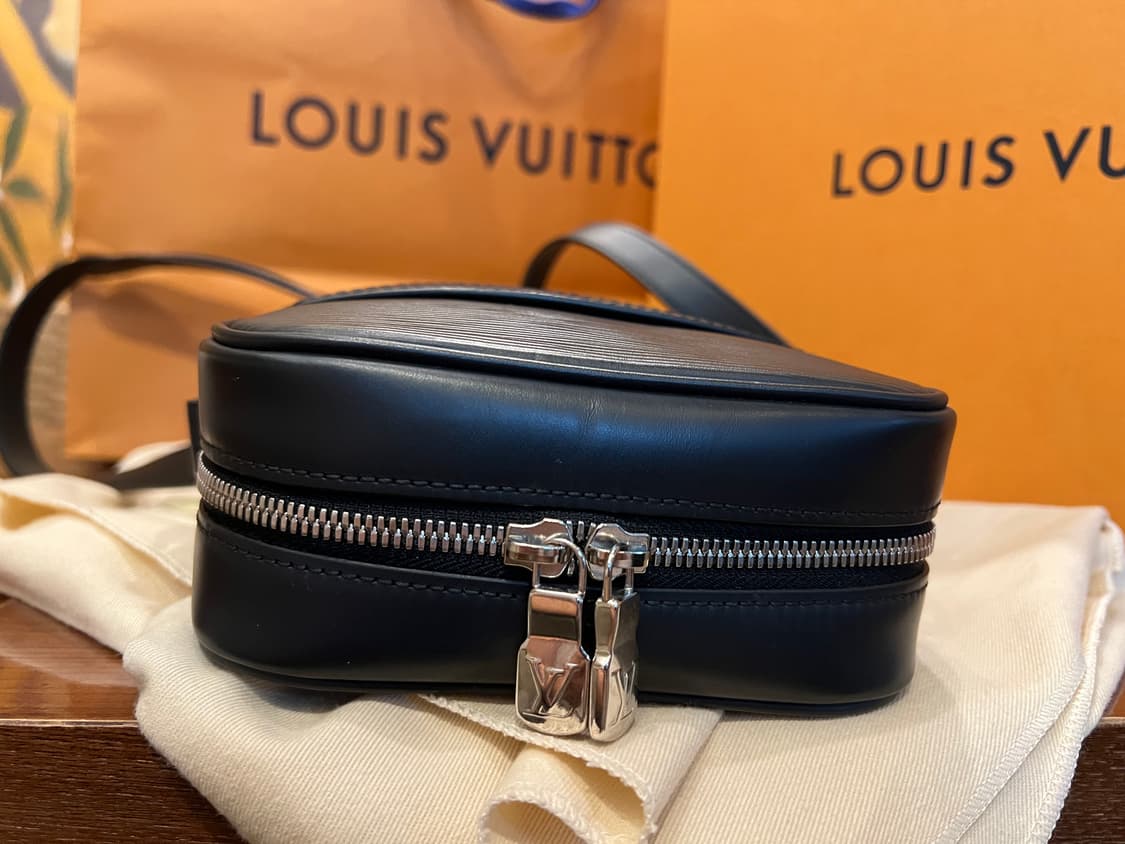 루이비통 슈프림 에피 다뉴브PM 크로스백 블랙 상품이미지6