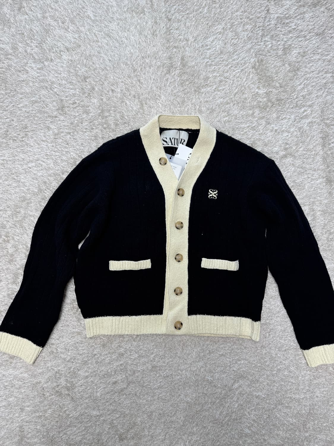 세터 파로 포켓 오버사이즈 부클 가디건 클래식 블랙 상품이미지2