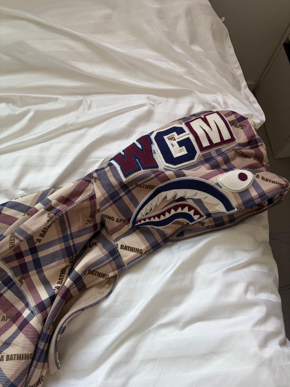 베이프 로고 체크 패턴 샤크 풀 집 후드 베이지 상품이미지1