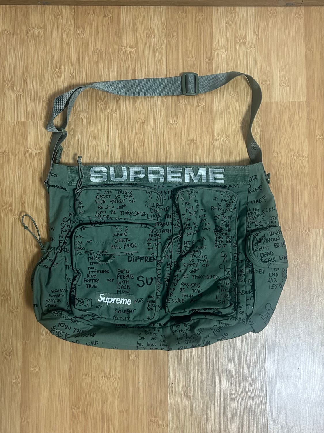 슈프림 필드 메신저백 올리브 곤즈 판매합니다. 상품이미지1