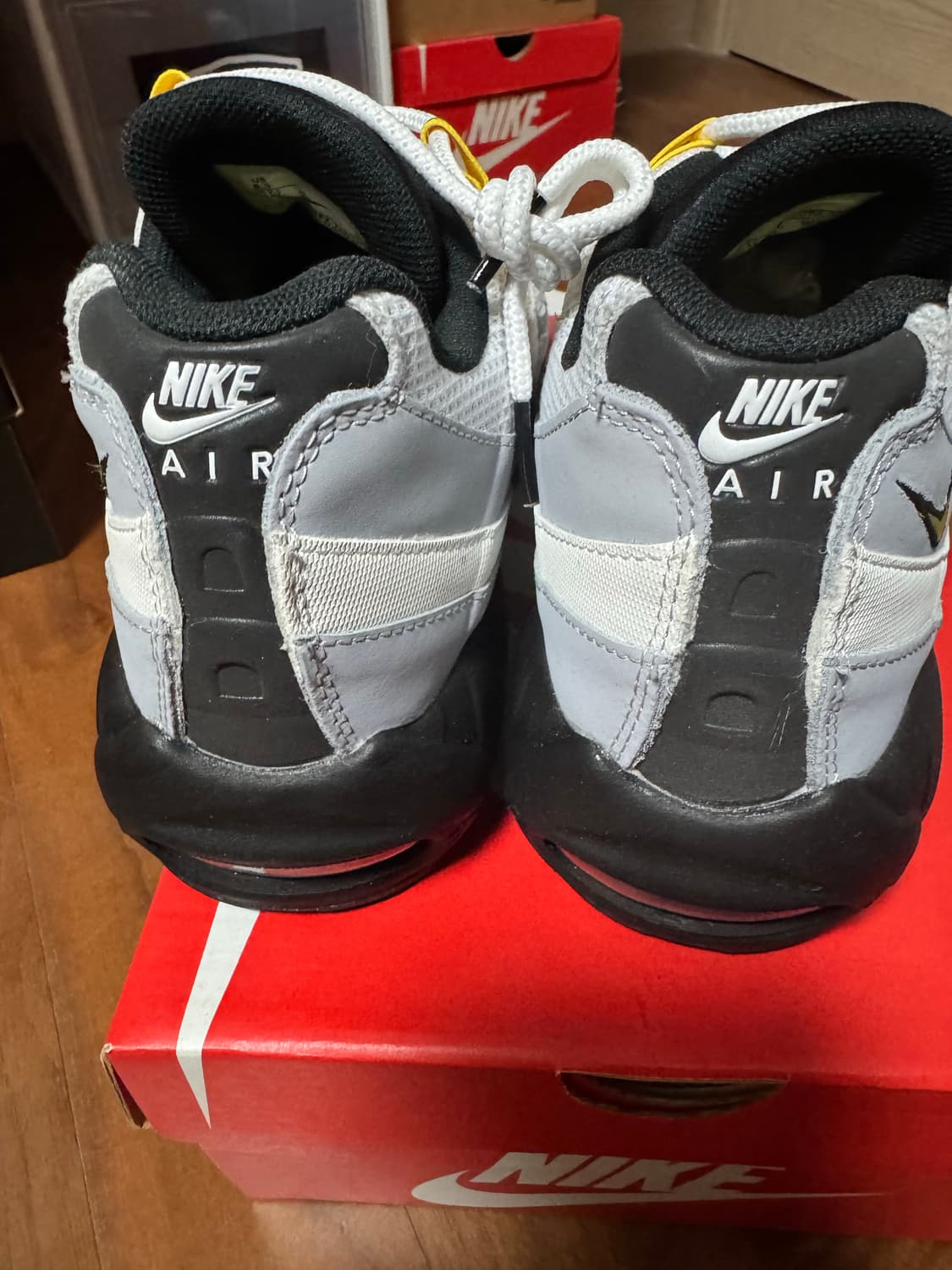 정품새제품 나이키 에어맥스95 에센셜 투어 옐로우 265mm 상품이미지4