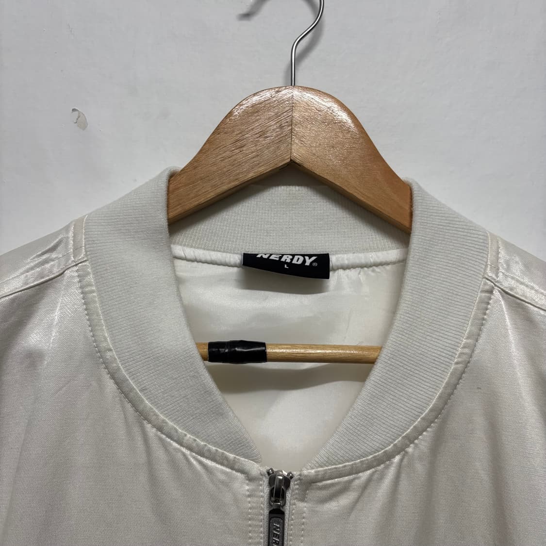 널디 화이트 프린팅 봄버 자켓 상품이미지6