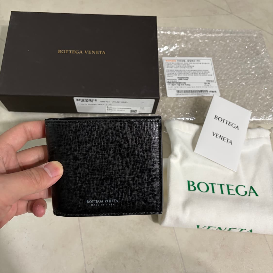 [새상품]보테가베네타 로고 반지갑 블랙 현대백화점 상품이미지1