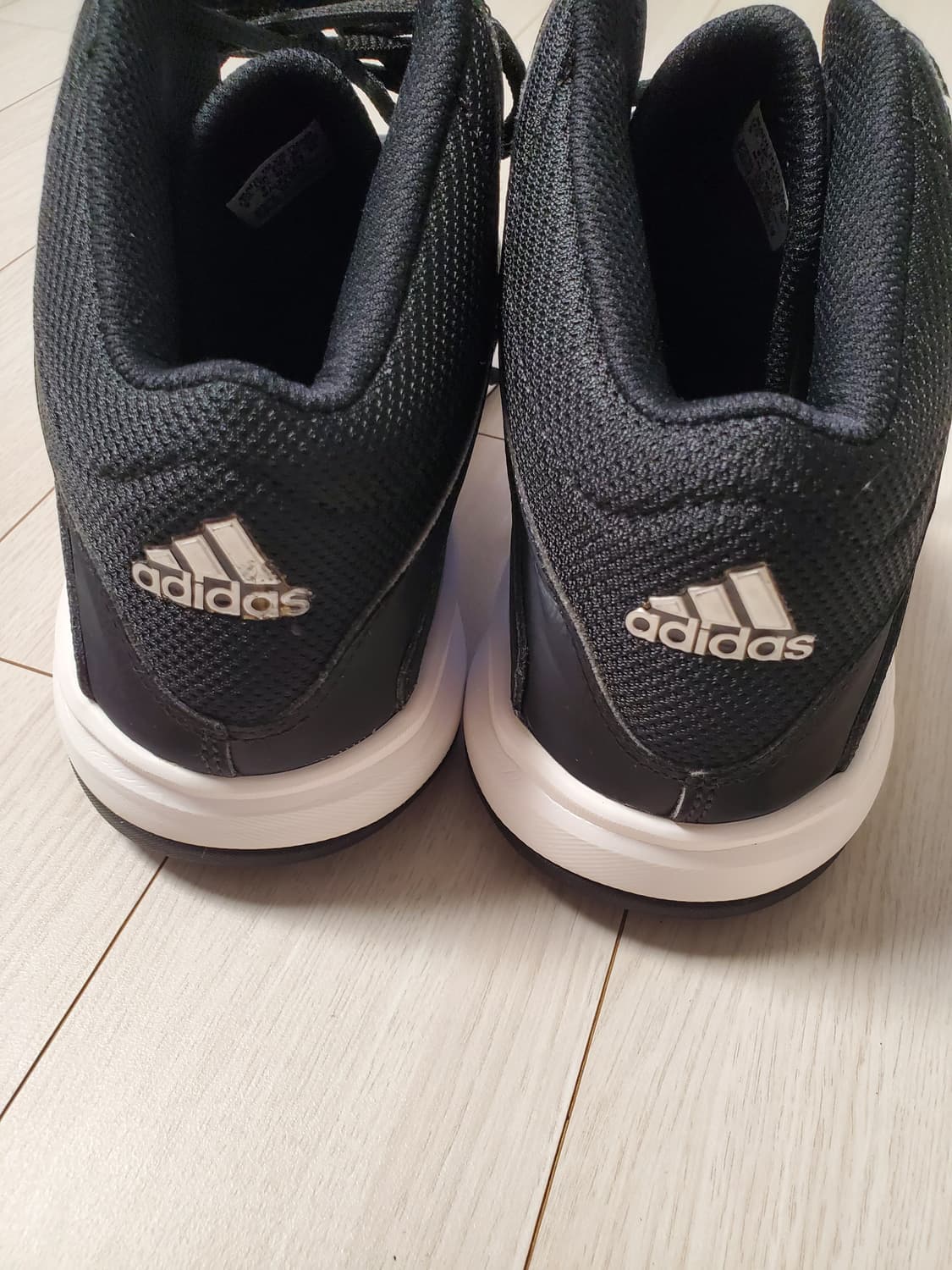 아디다스 아이솔레이션 2 스니커즈 농구화270

바닥닳음 거의없고 하자오 상품이미지2