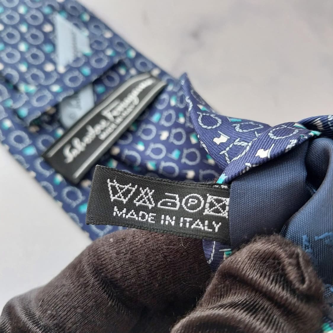 페라가모 실크 네이비 간치니 넥타이 8.2cm A+등급 K1832
 상품이미지10