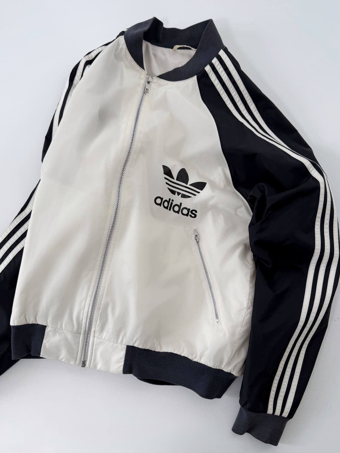아디다스 루즈핏 흰 검 배색 유로파 로고 나일론 봄버 자켓 상품이미지4