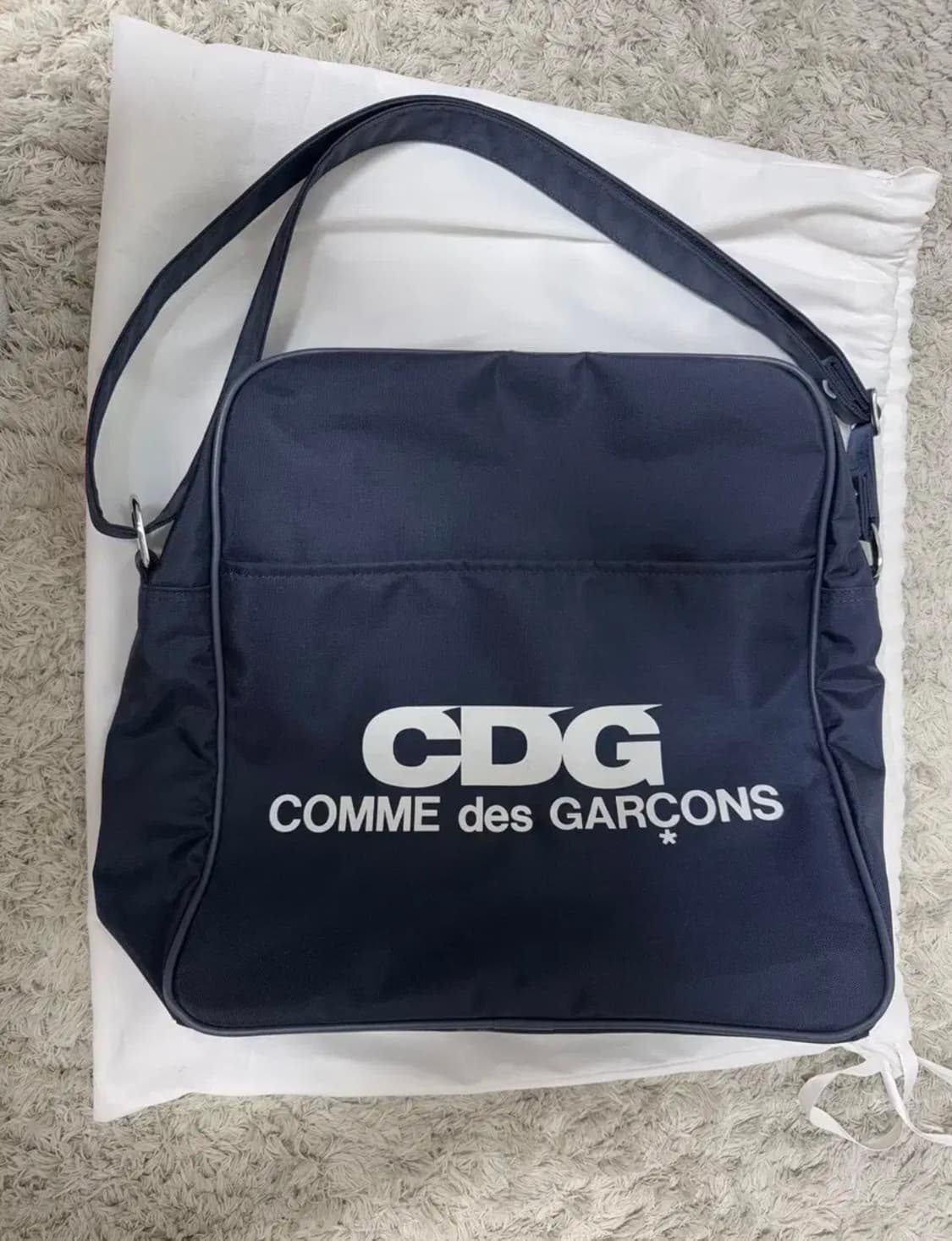 CDG 꼼데가르송 숄더백 네이비 (M) 상품이미지1
