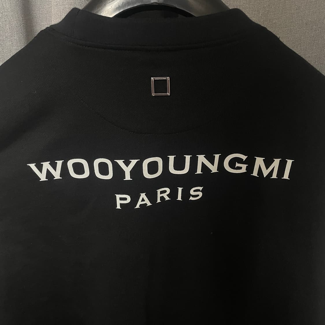 우영미 블랙 코튼 백로고 스웨트셔츠 상품이미지4