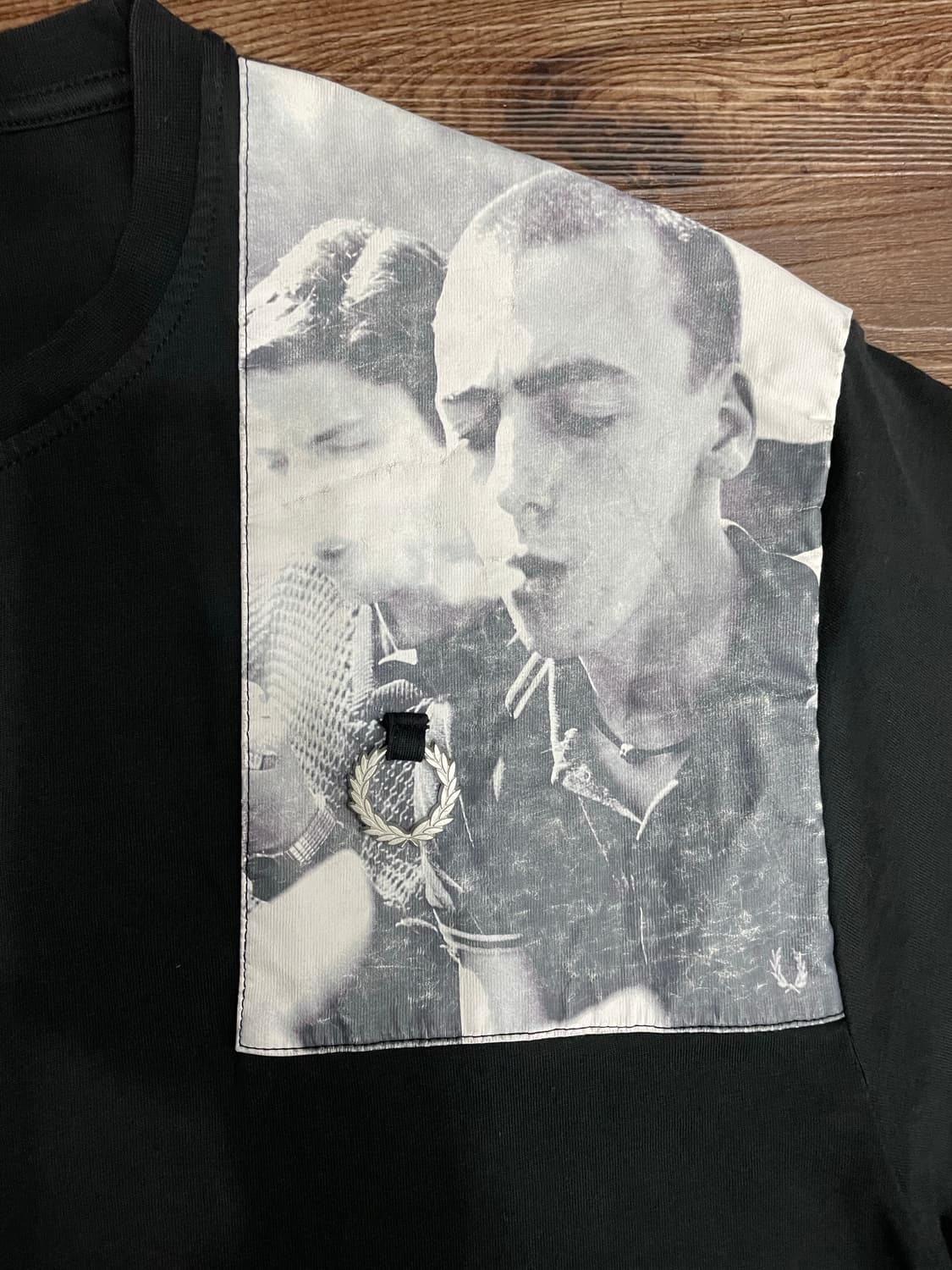 라프시몬스 X 프레드페리 숄더 프린트 반팔 티셔츠 블랙 상품이미지3