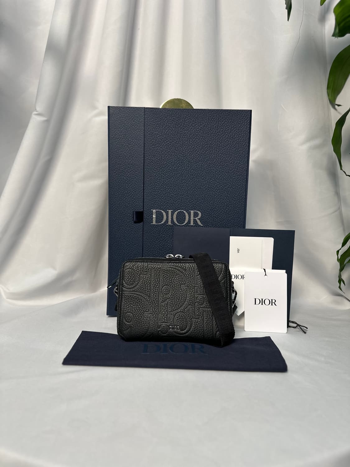 [신품급/풀구성] 디올 파우치 그래비티 레더 블랙 크로스백 상품이미지2