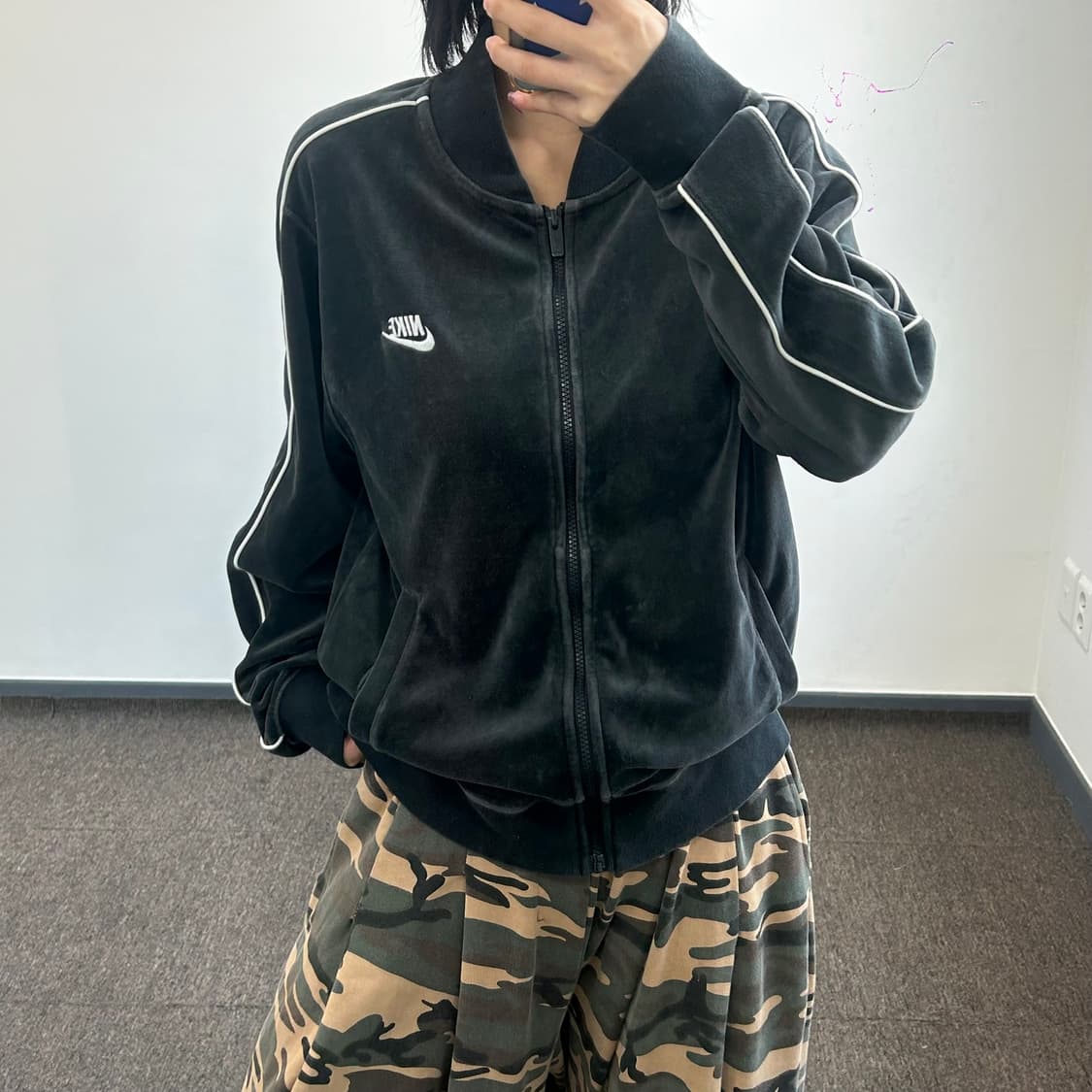 Nike 나이키 화이트 로고 차콜 벨벳 집업 상품이미지1