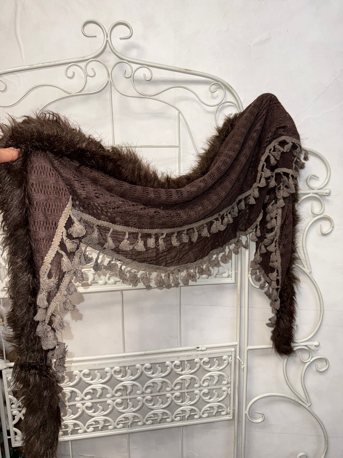 Dark brown fur trimmed tassel knit 머플러 상품이미지1