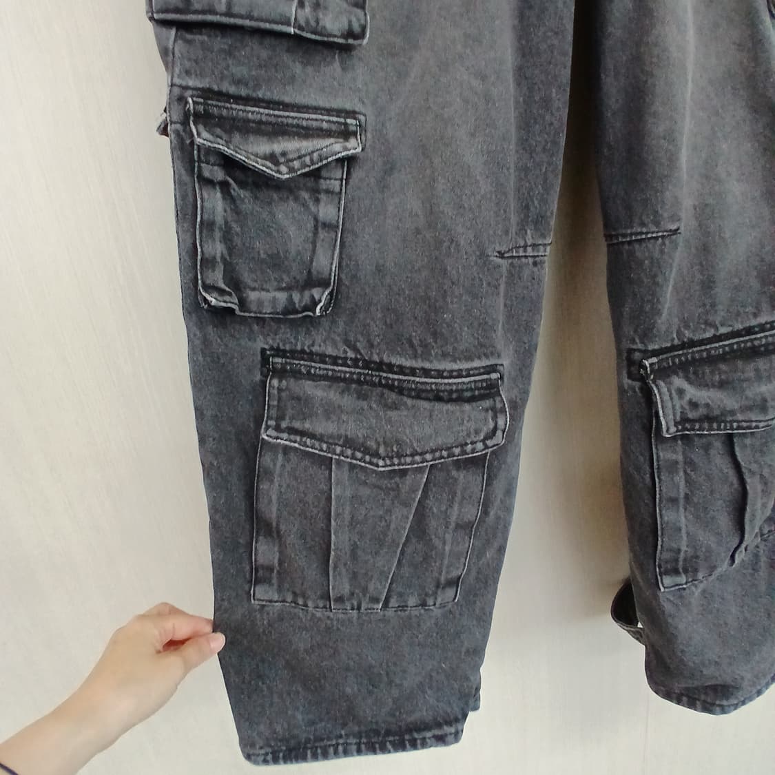 워싱 블랙 데님 카고 바지 상품이미지3