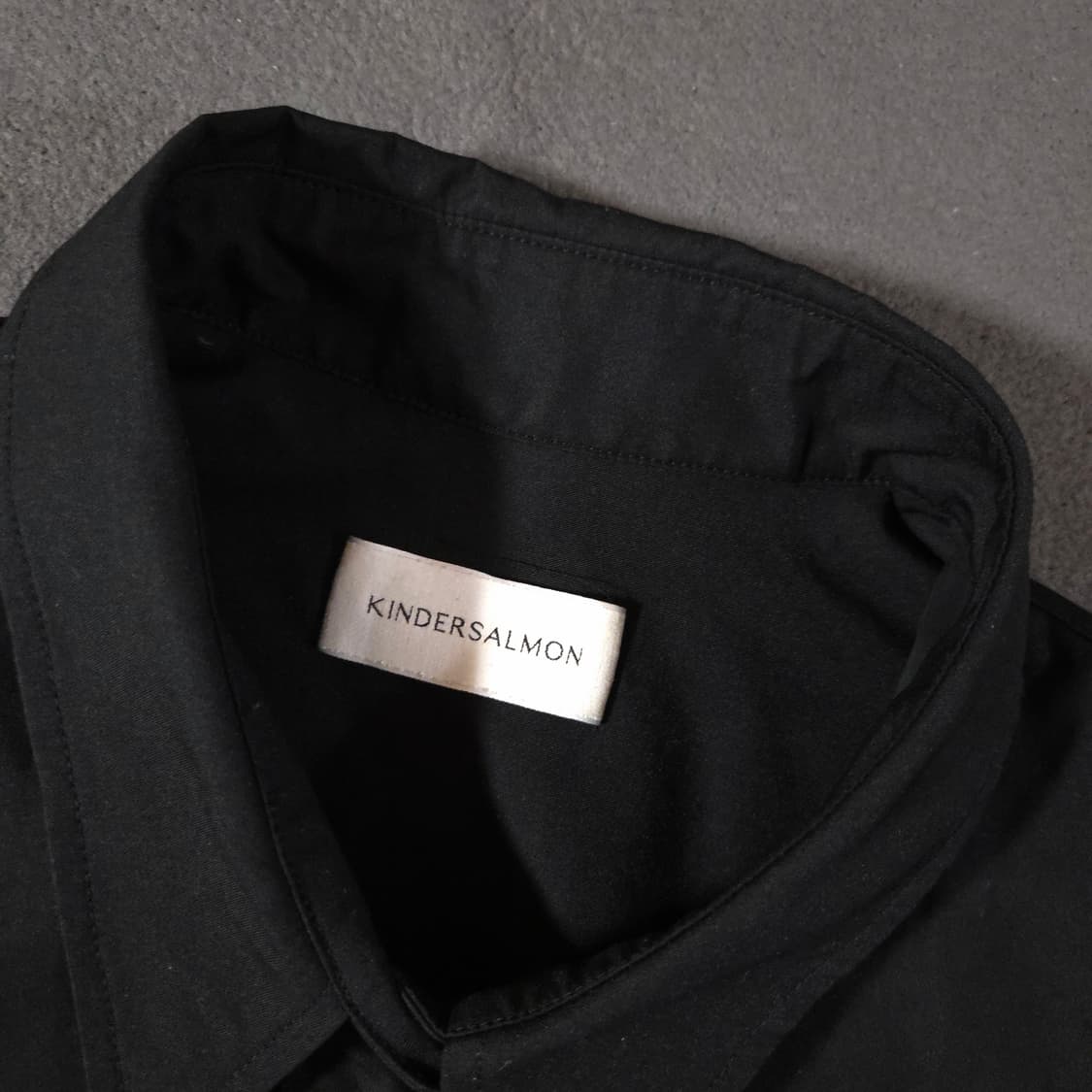 킨더살몬 블랙 셔츠 상품이미지3