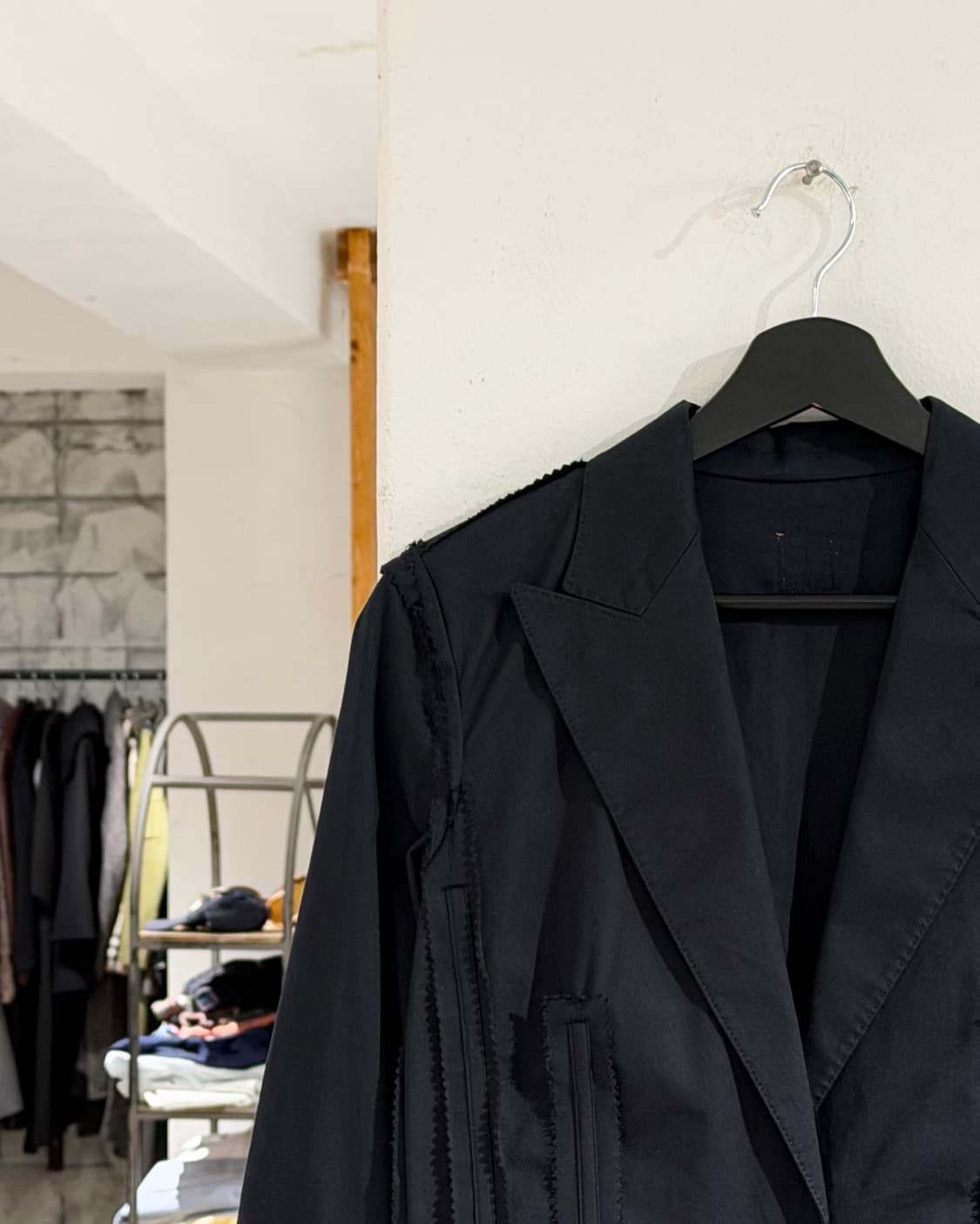 장 폴 고티에 블랙 프레이드 심 디테일 자켓 상품이미지2