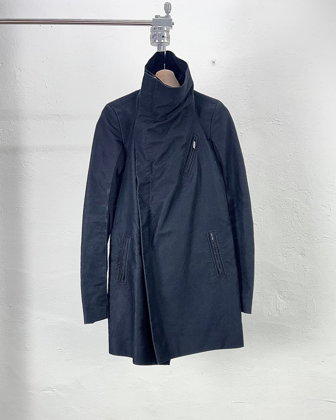 릭 오웬스 09fw 블랙 언발란스 사선 풀 집업 코트 상품이미지1