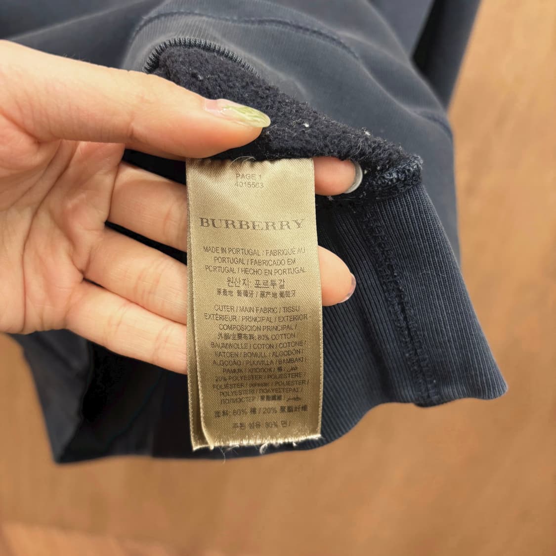 버버리 코튼 긴팔 맨투맨 클래식 톤온톤 로고 패치 스티치 디테일 네이비 상품이미지7