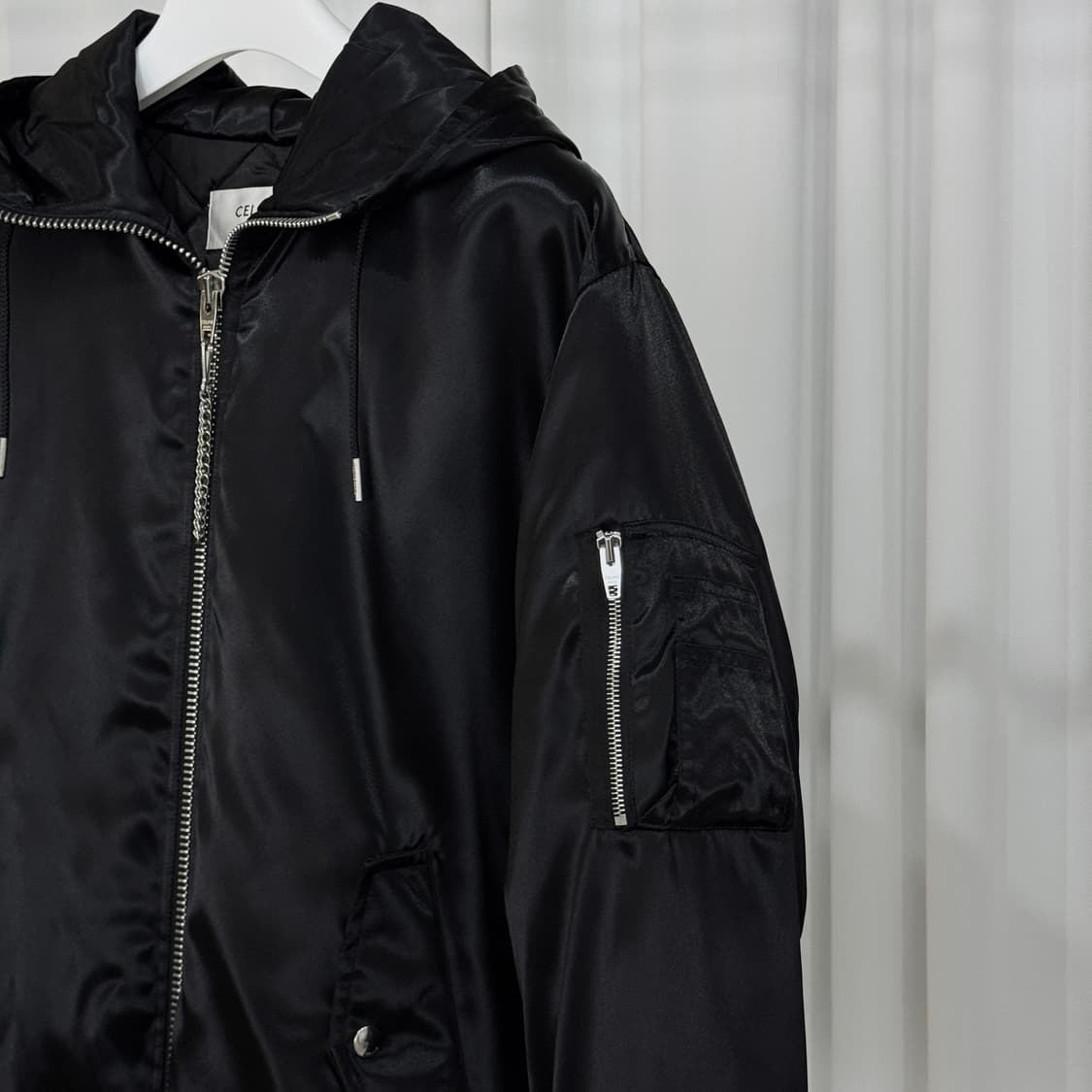 (105) 24FW 셀린느 백로고 후드 봄버 새틴 블랙 나일론 자켓 상품이미지3