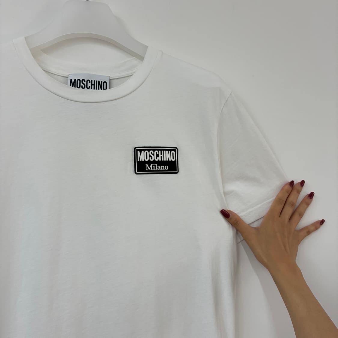 모스키노 밀라노 패치 로고 화이트 반팔 티셔츠 상품이미지4