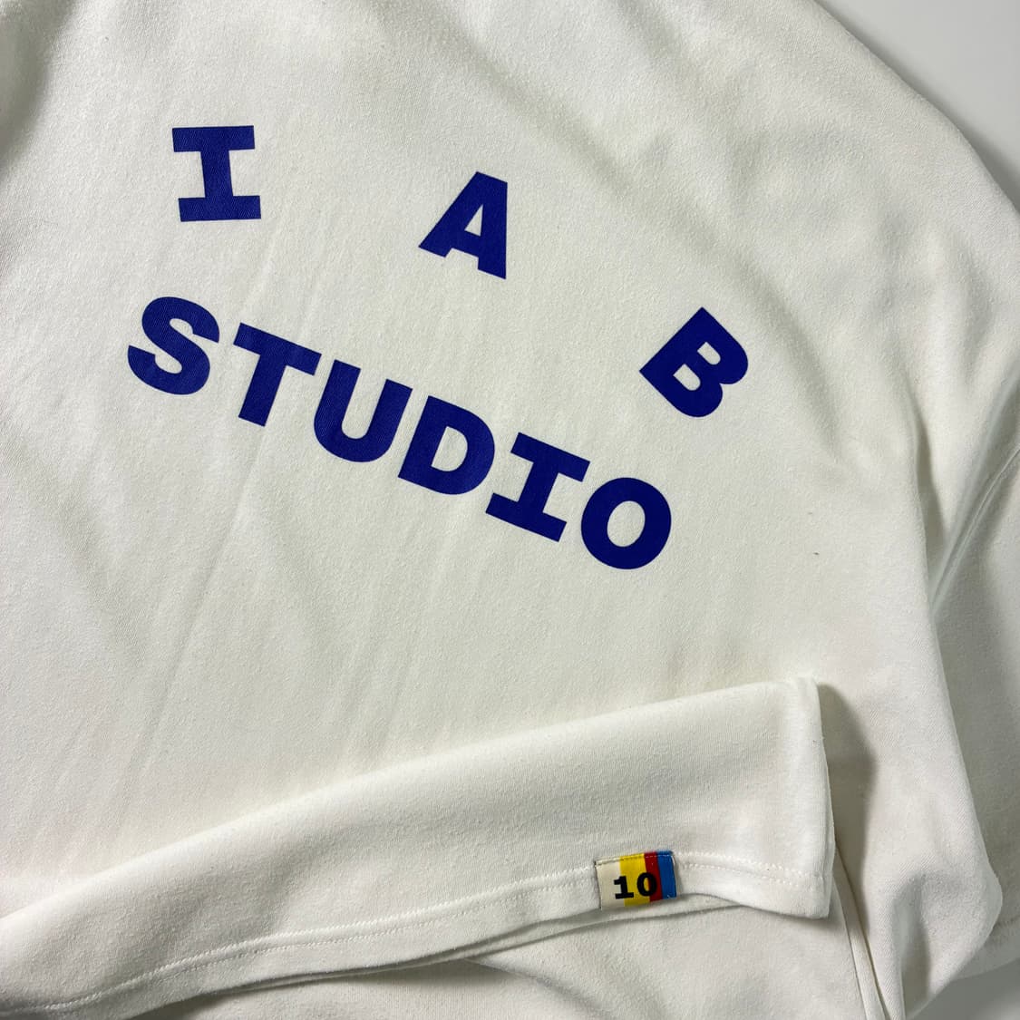 IAB studio  아이앱스튜디오 스펠아웃 로고 화이트 반팔티 상품이미지2