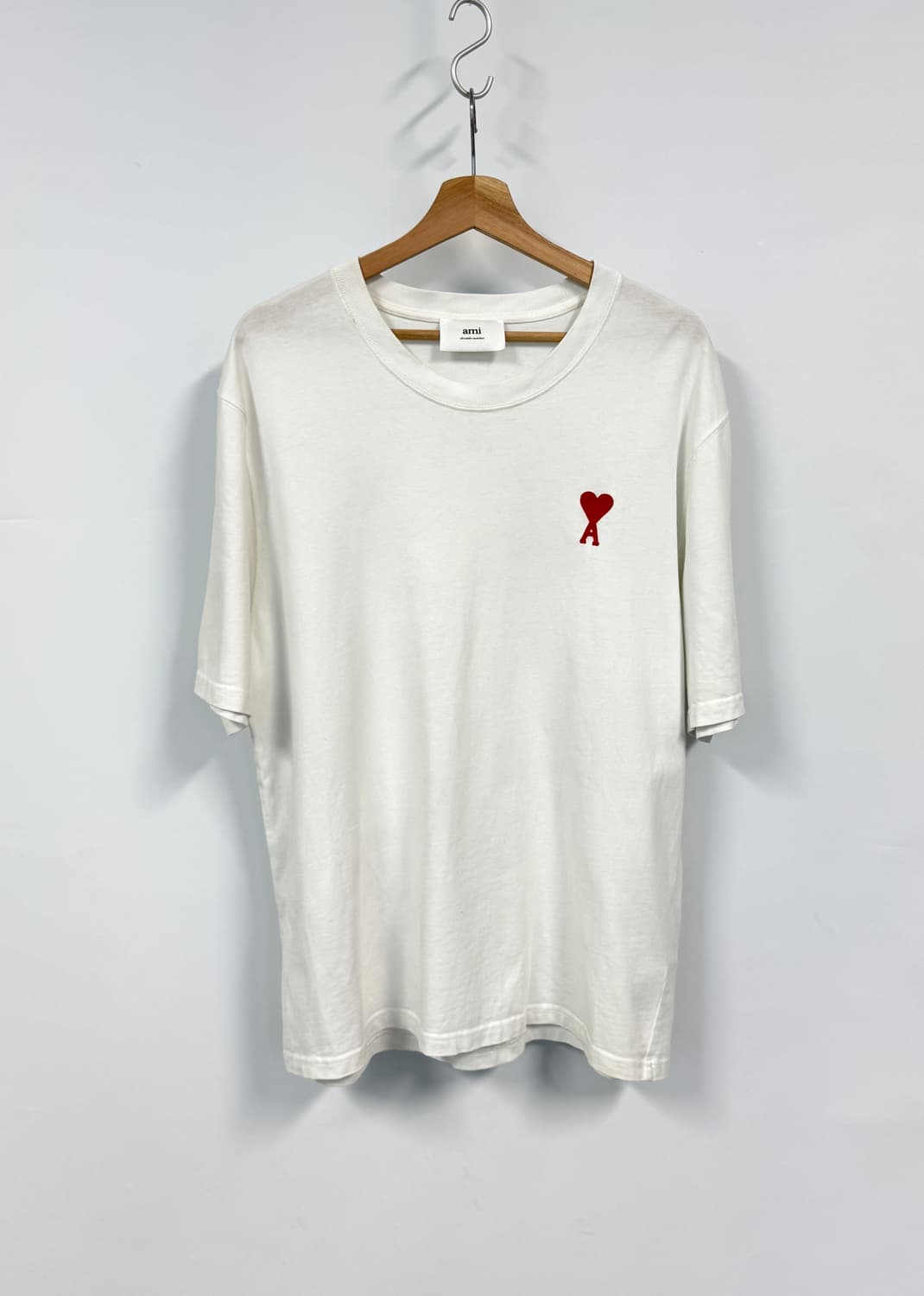 AMI PARIS 아미 레드 스몰하트 자수로고 오버핏 반팔 화이트 티셔츠 상품이미지1