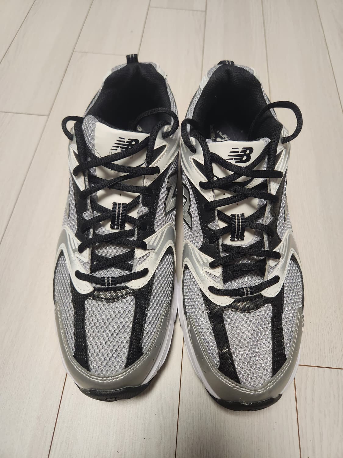 뉴발란스 530 메쉬 운동화 실버 블랙 사이즈275

새거느낌에 오염 하 상품이미지2