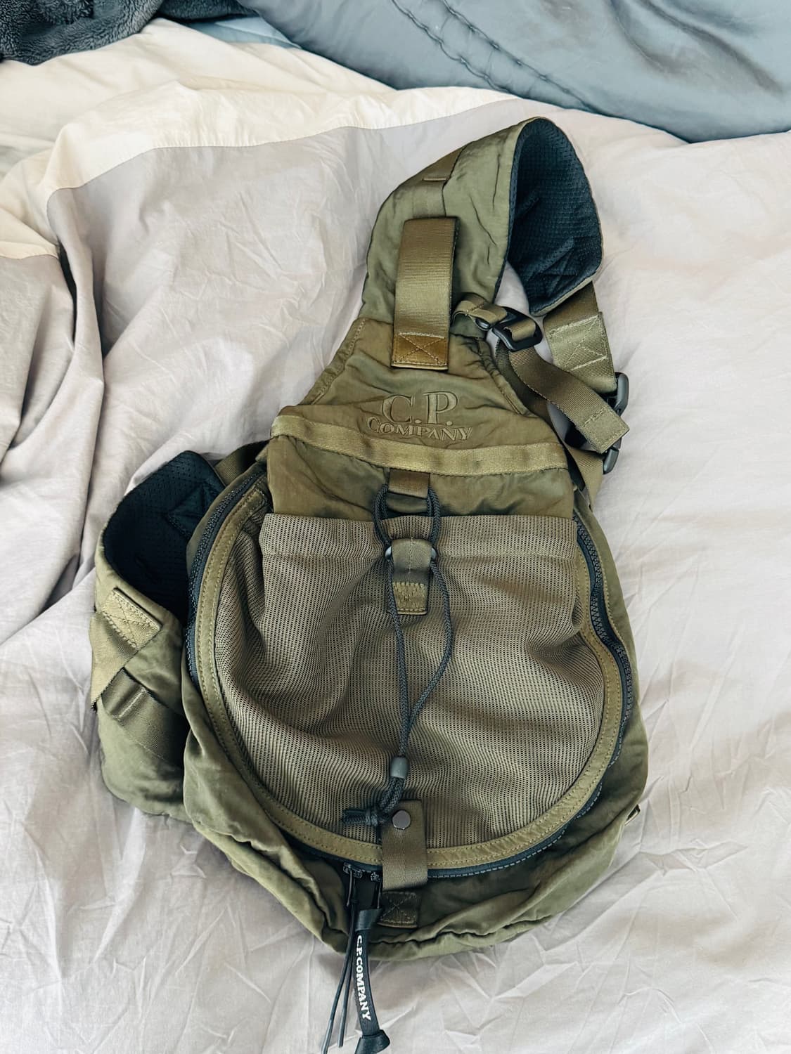 CP컴퍼니 나일론 B 크로스바디 백 아이비 그린 상품이미지1