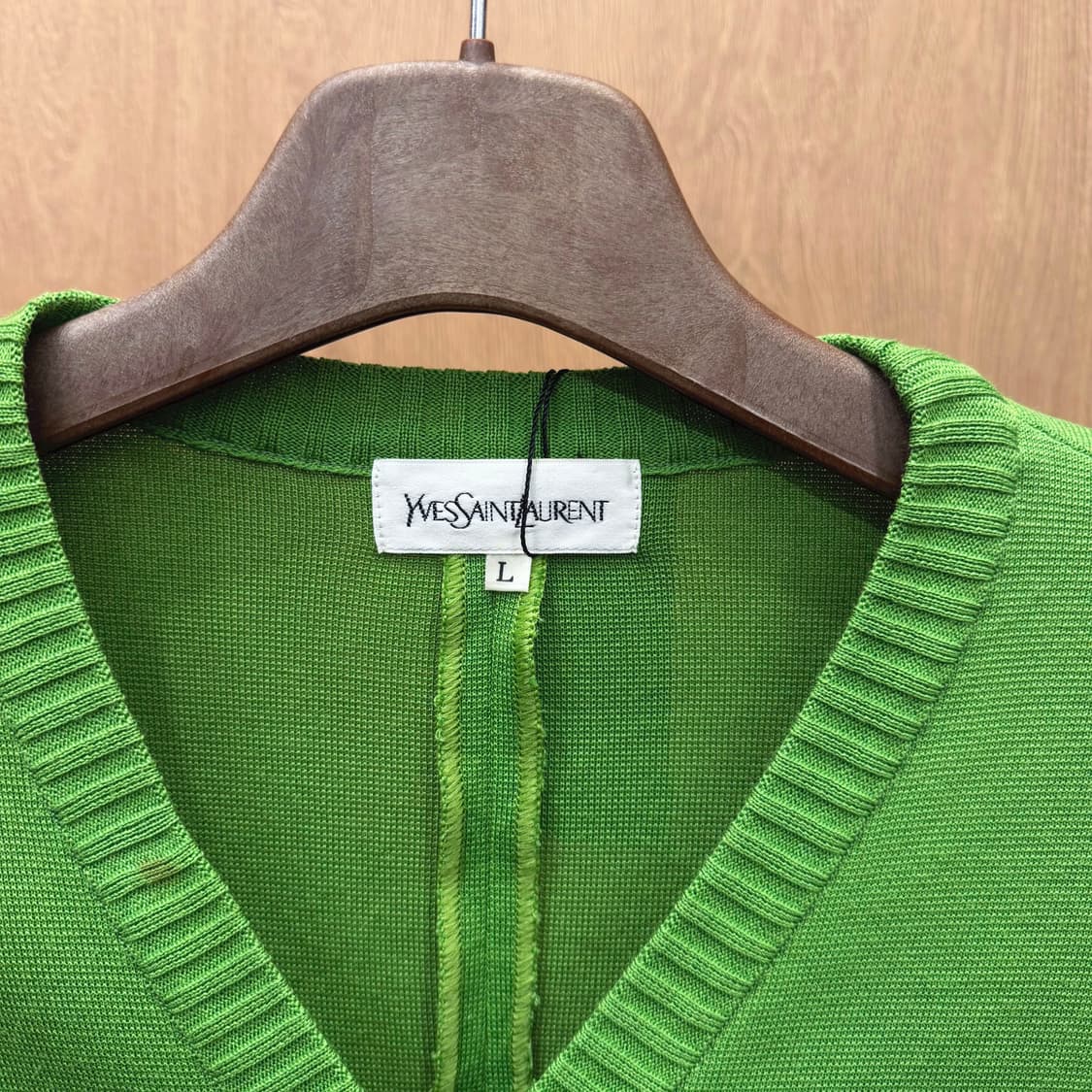 입생로랑 브이넥 니트 가디건 패치 포켓 디테일 레귤러핏 그린 상품이미지6
