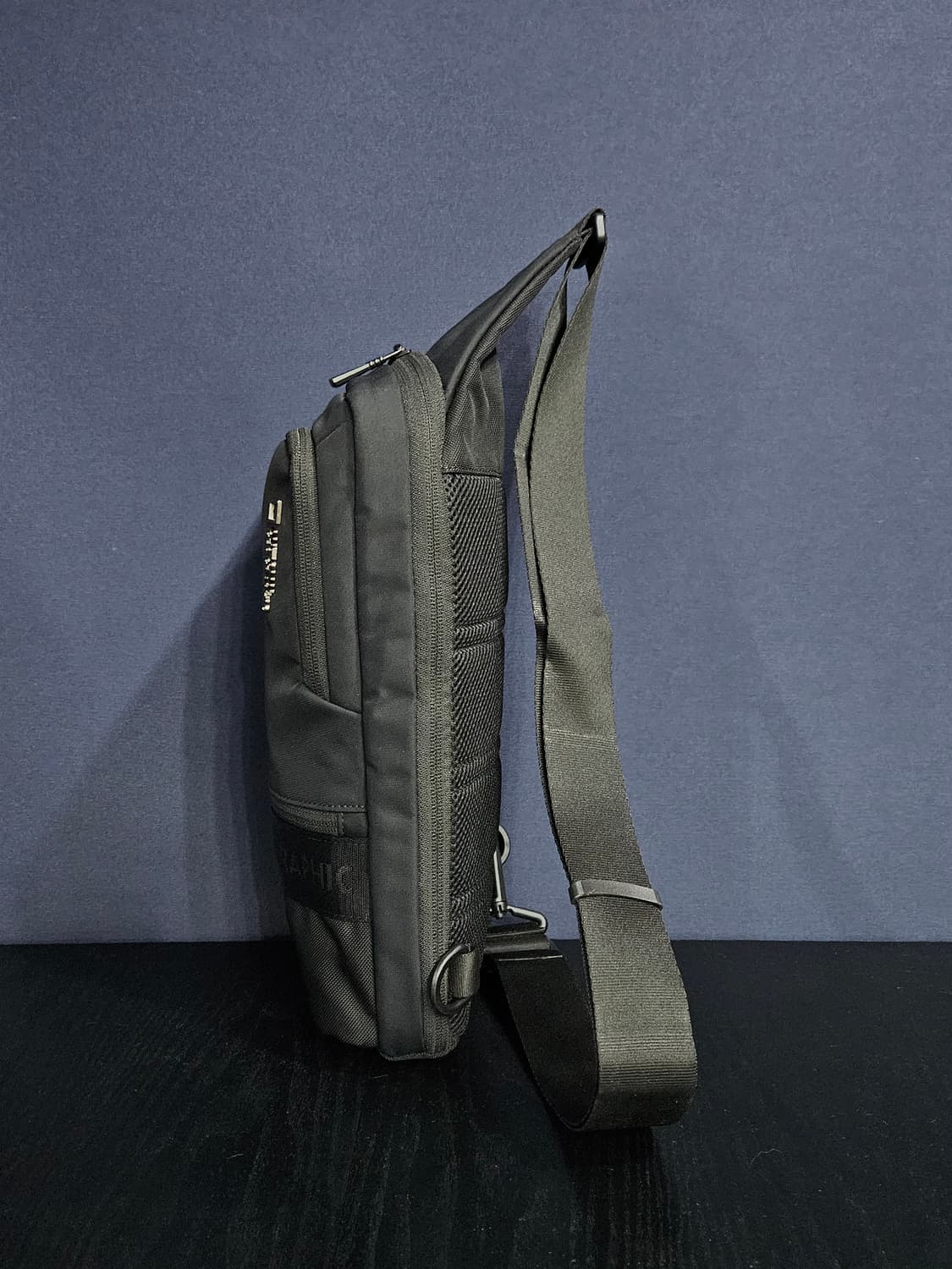 내셔널지오그래픽 어반 자카드 블랙 슬링백  상품이미지2