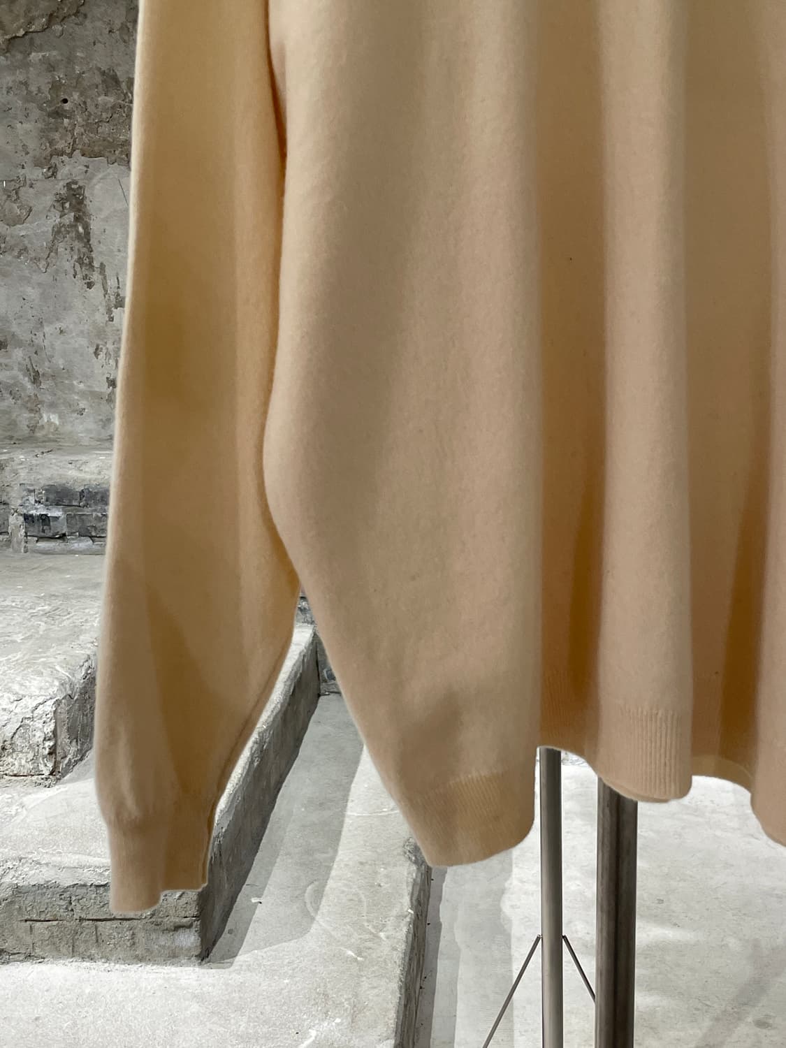 버버리 라이트 베이지 쿼터 금장 버튼 카라 울 니트 상품이미지4