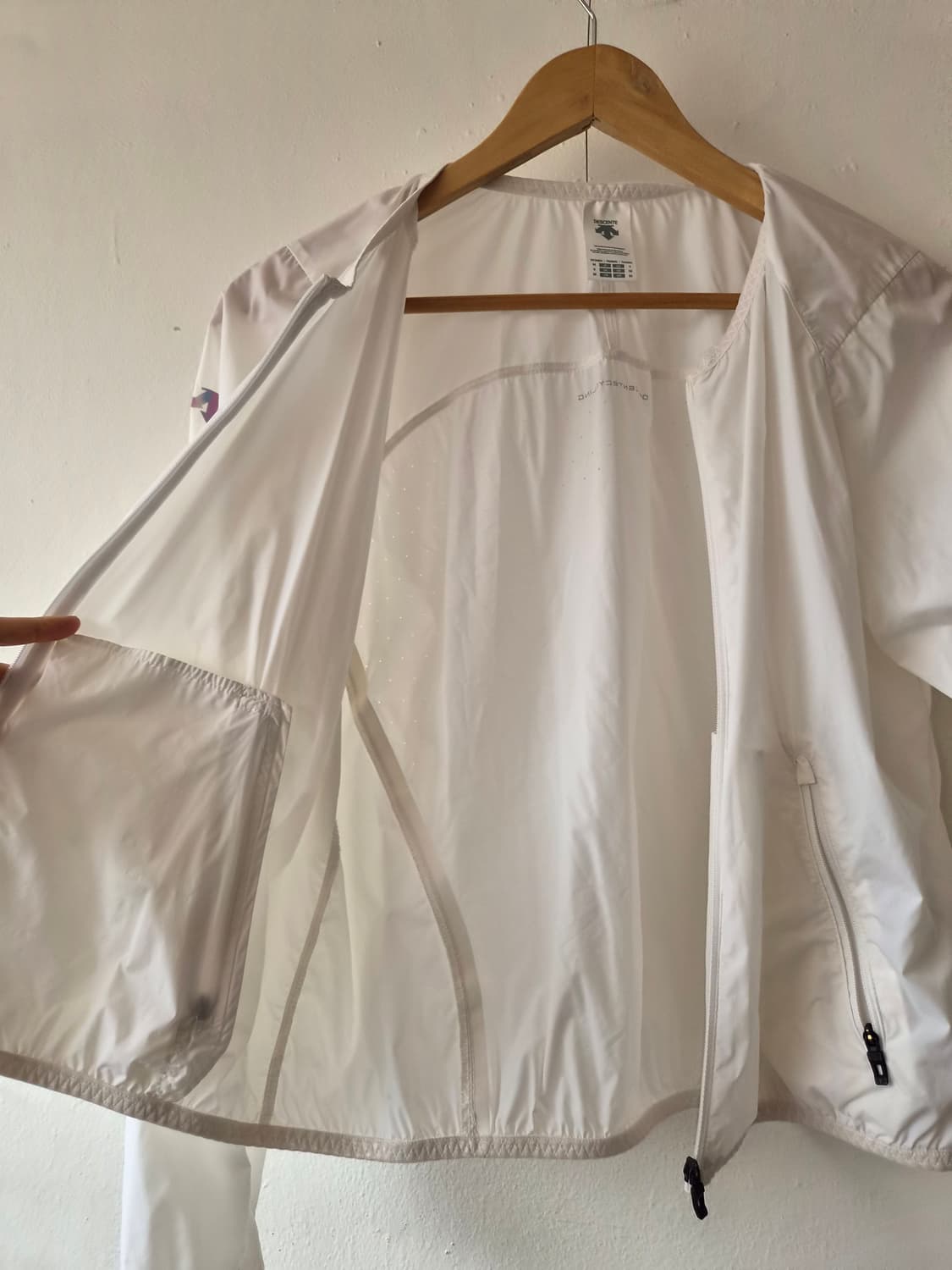 데상트 여성 트레이닝 벡터 버닝 스웻 바람막이 90사이즈 상품이미지4