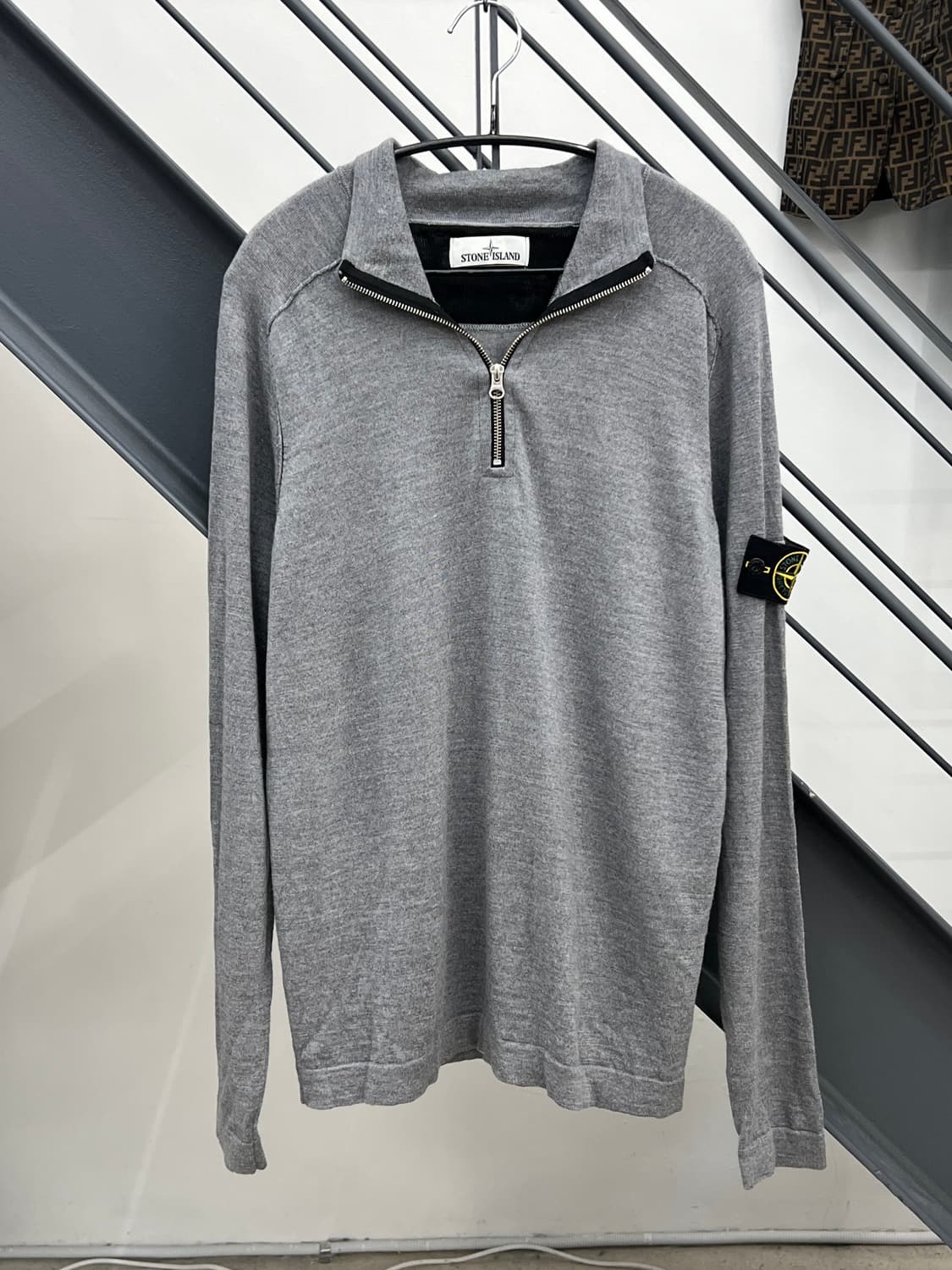 스톤아일랜드 와펜 차콜 울 하프집업 니트 상품이미지1