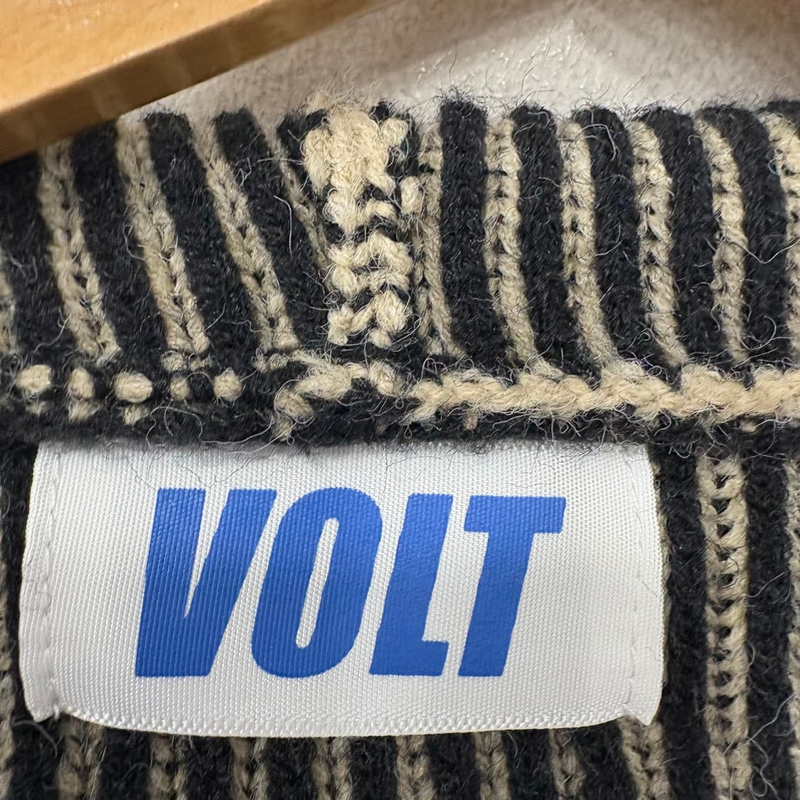 VOLT 레터링 배색 니트 후드 집업 상품이미지3