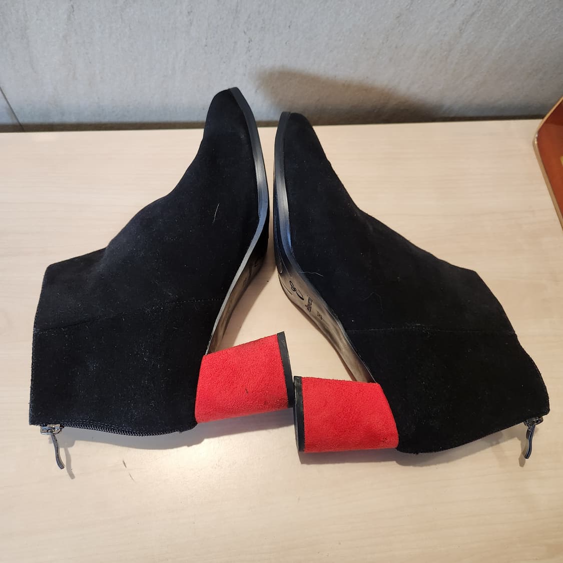 “블랙 스웨이드 × 레드힐 포인트✨ 엘사베리니 앵클부츠 (250)”
 상품이미지5