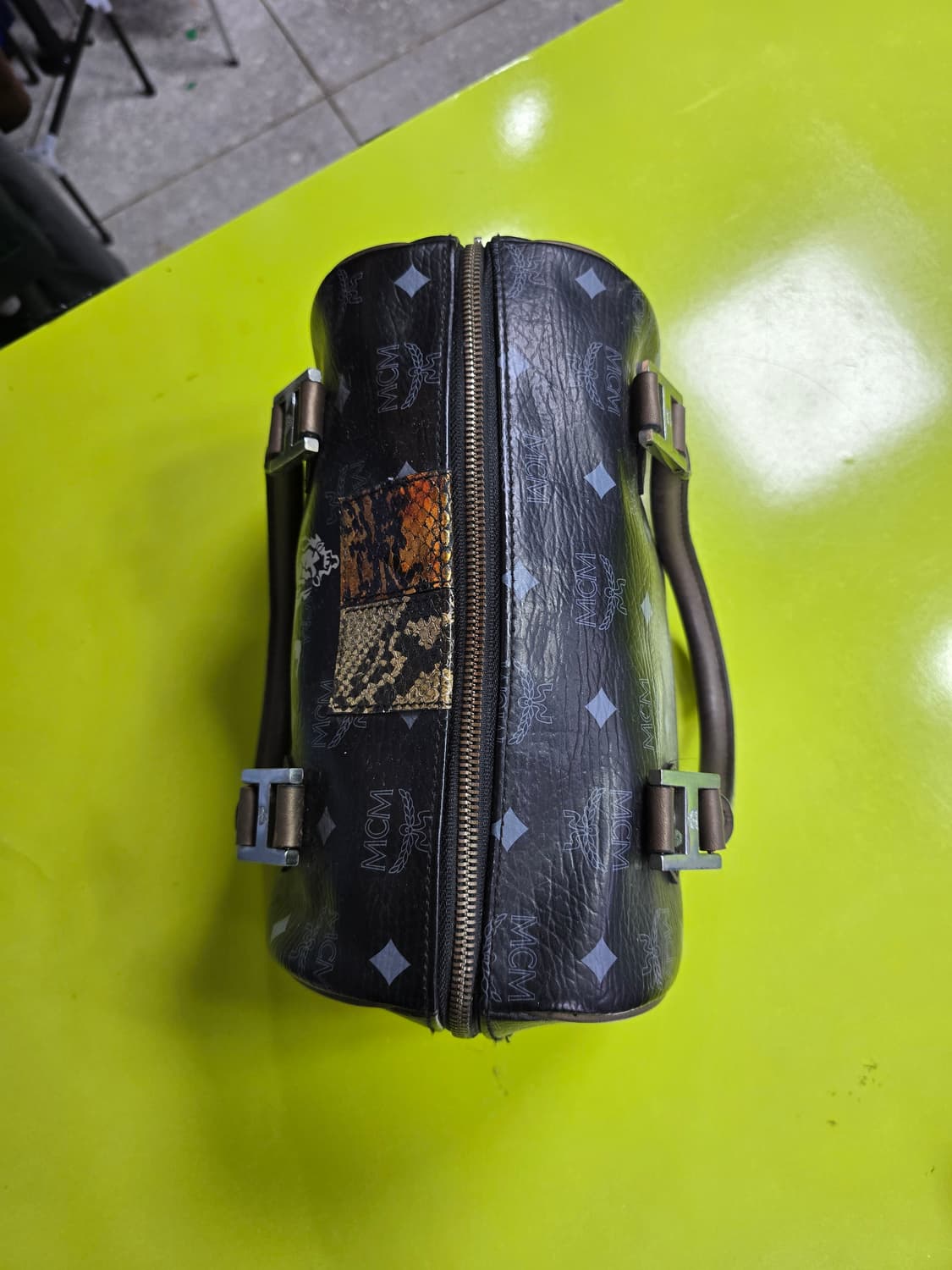 MCM 블랙 보스턴백 라이언 프린팅 (1380) 상품이미지5