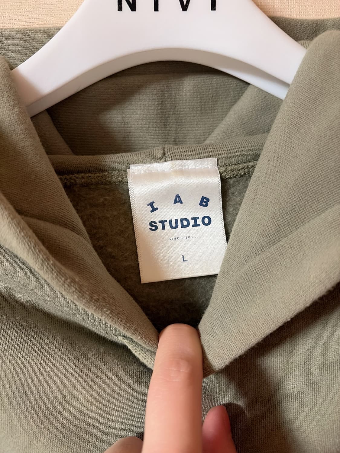 IAB studio 아이앱 스튜디오 후디 올리브 L 판매합니다 ! 상품이미지2