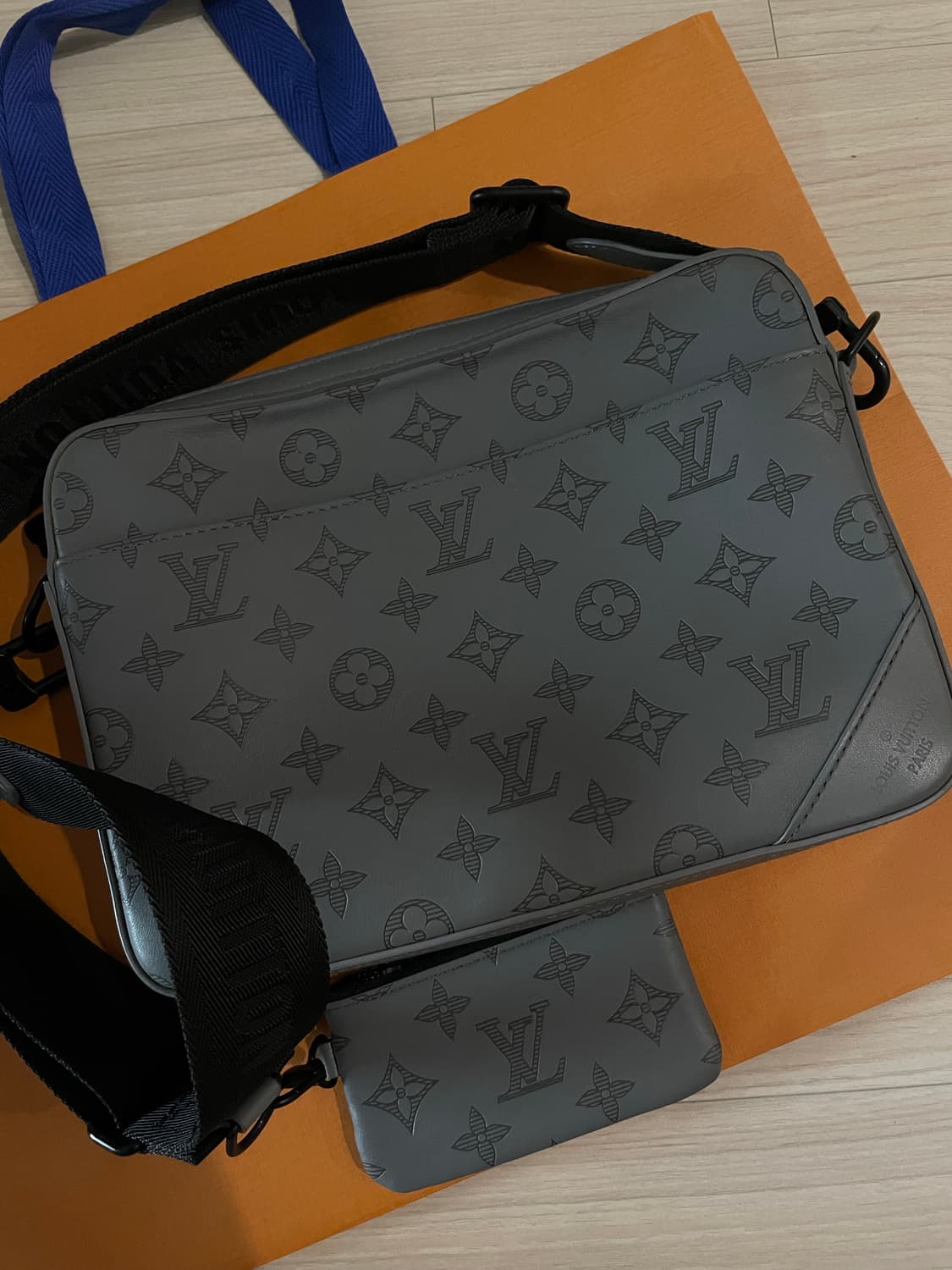 루이비통 쉐도우 듀오 메신저백 그레이 정품  상품이미지1