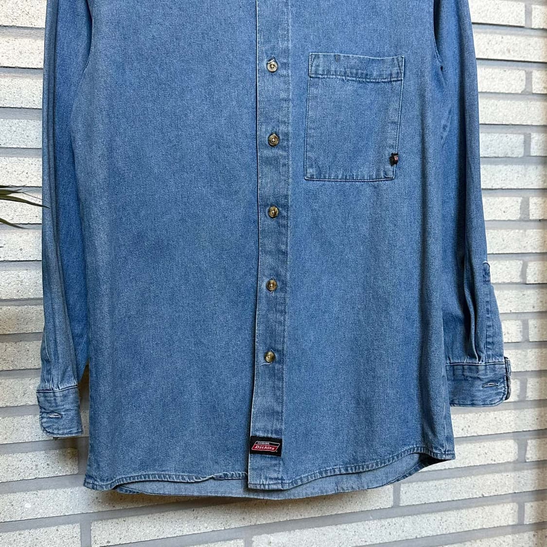 디키즈 데님 긴팔 셔츠 앞면 로고 패치 원포켓 디테일 중청 상품이미지5