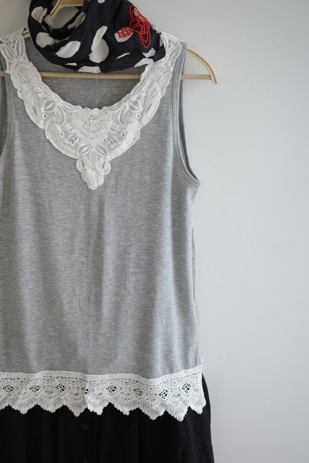 LEPSIM 
• 그레이 자수 슬리브리스 상품이미지6