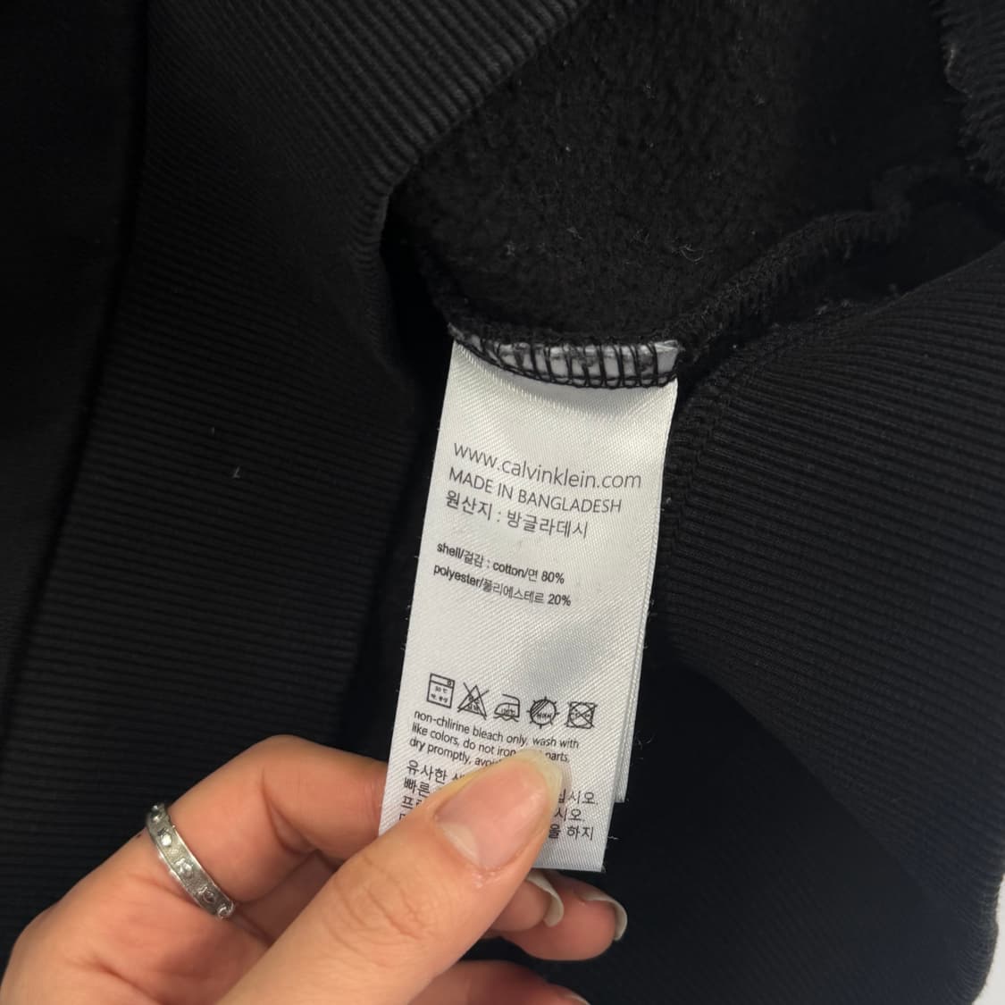 Calvin klein 켈빈클라인 스펠아웃로고 블랙 맨투맨 상품이미지6