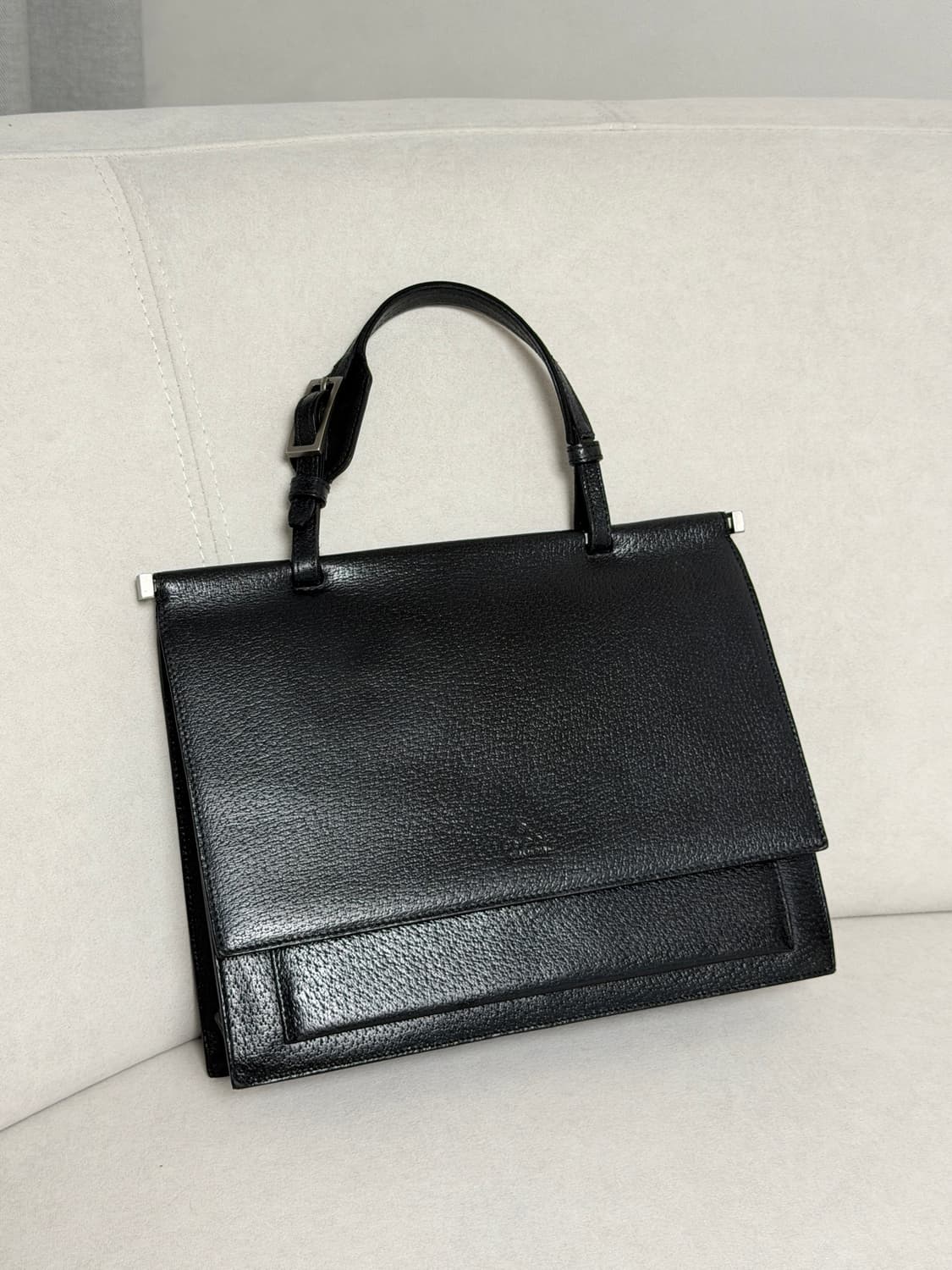 구찌 텍스처드 레더 메탈 바 탑 핸들 토트백 상품이미지3