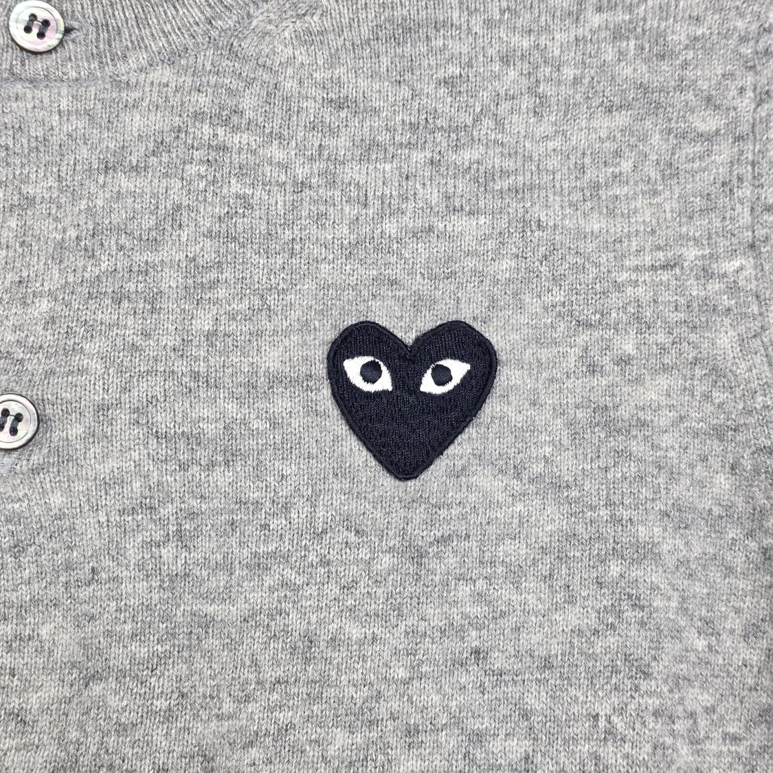 꼼데가르송 플레이 여성 라운드넥 가디건 그레이 상품이미지3